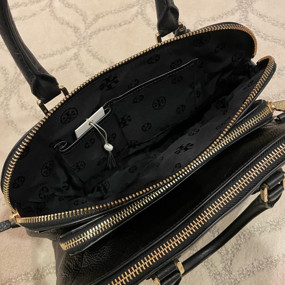 Tory Burch black pebbled leather Robinson triple zip bag. - Picture 3 of 6